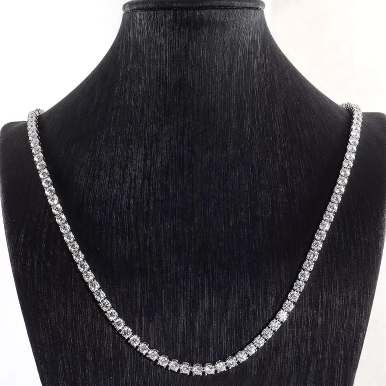 Collana tennis personalizzata di moissanite rotonda DEF da 3 mm, 22 pollici, in argento/10K/14K con incastonatura a griffe.